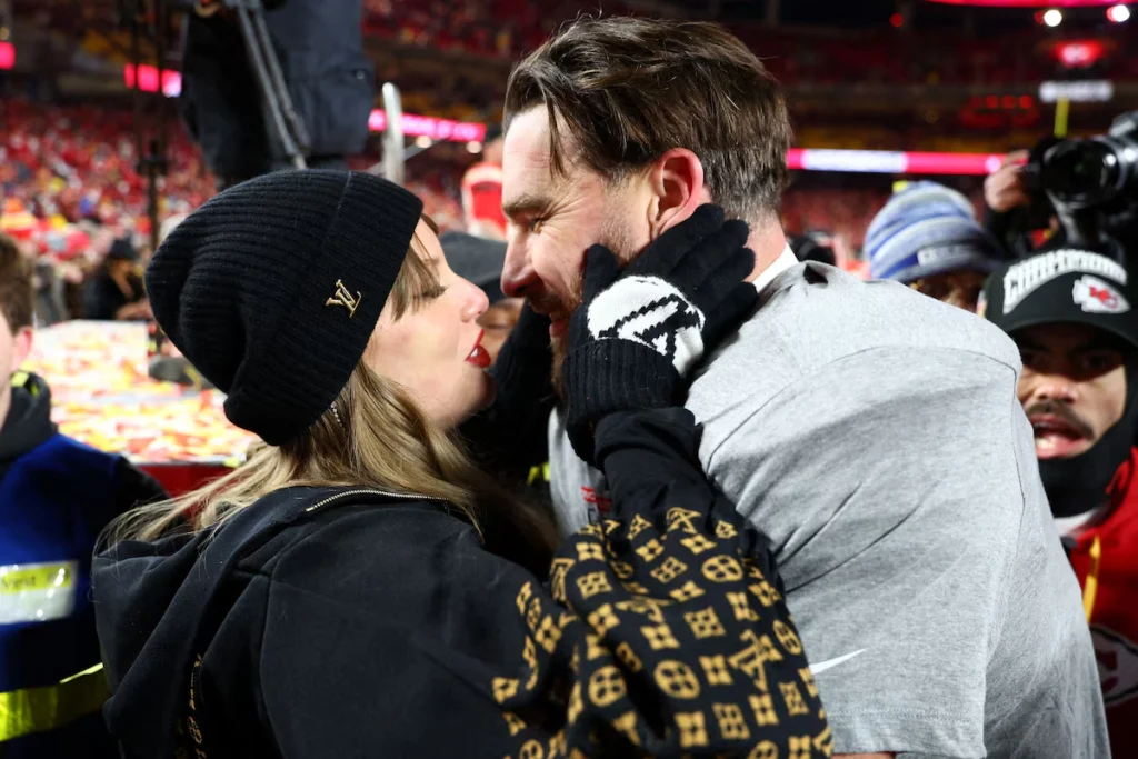 Taylor Swift engaged